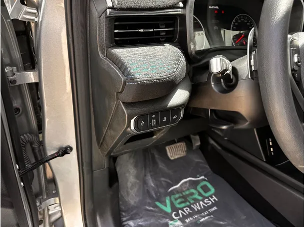 Car image 26