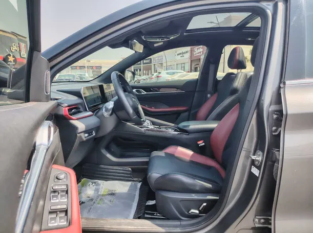 Car image 12