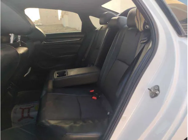 Car image 14