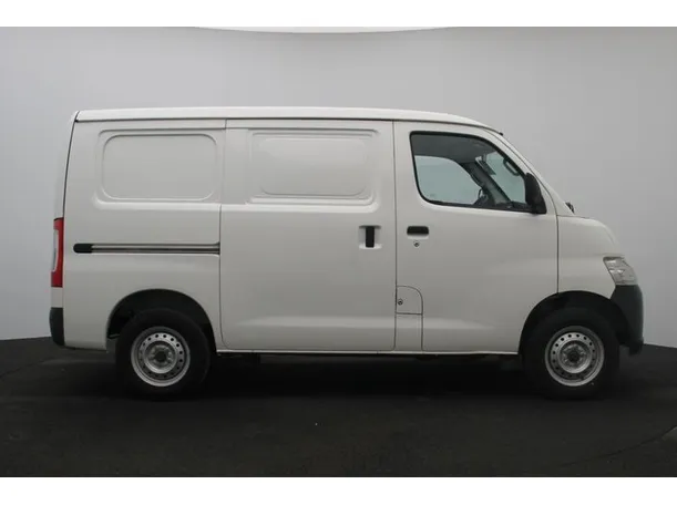 Car image 13