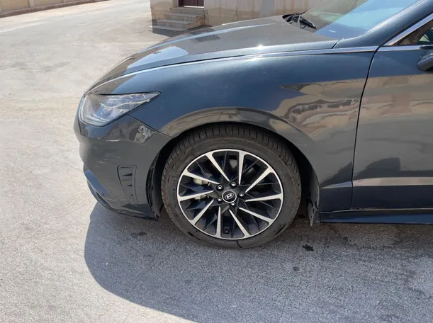 Car image 9