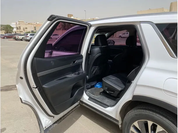 Car image 12