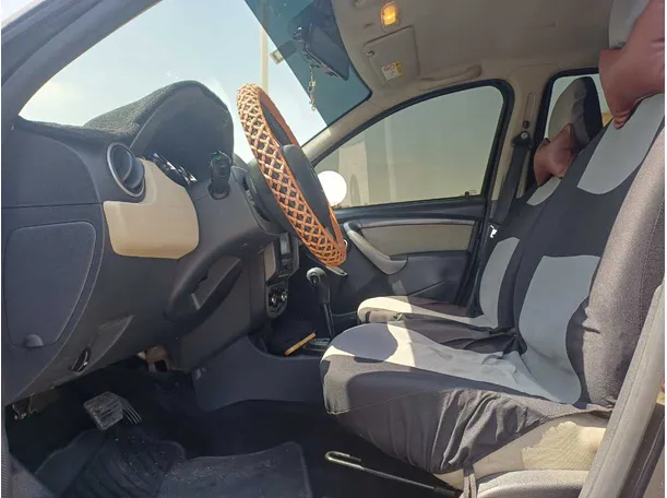 Car image 14
