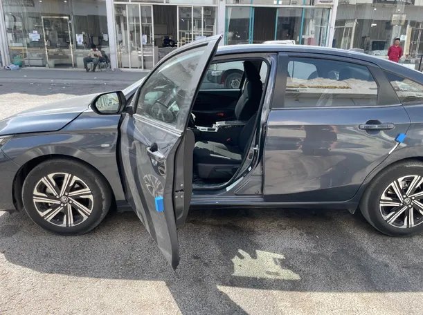 Car image 12
