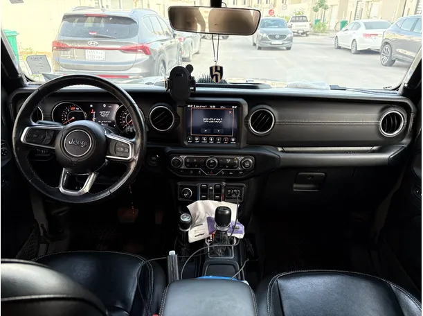 Car image 18