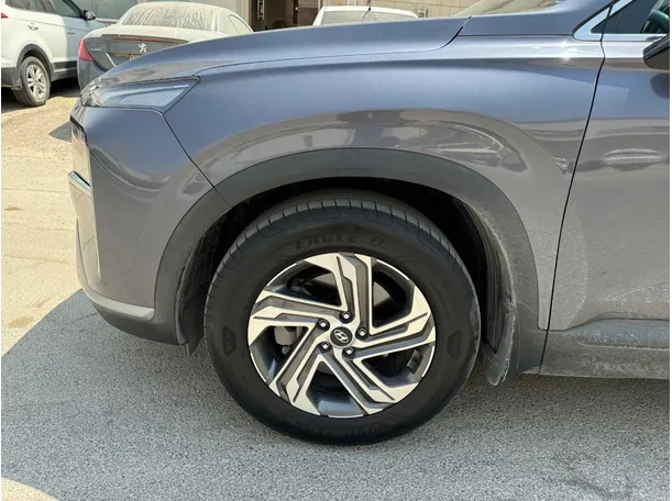 Car image 9