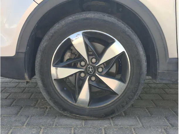 Car image 9