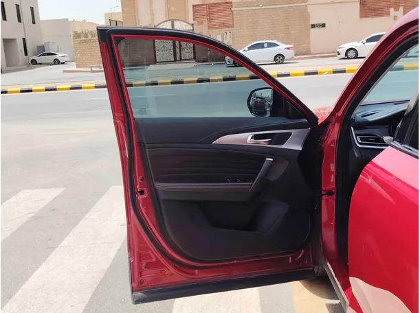 Car image 12