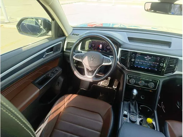 Car image 25