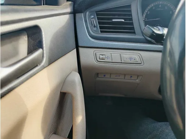 Car image 26