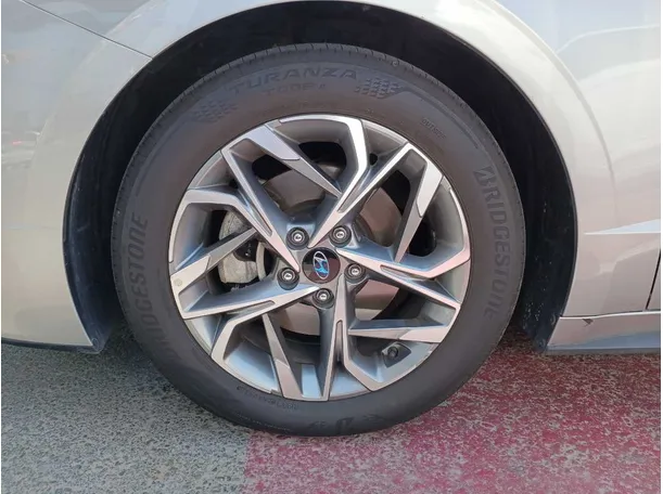 Car image 9