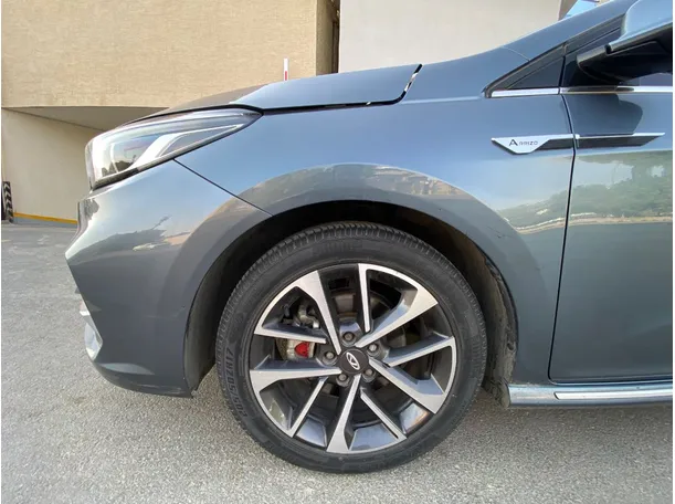 Car image 9