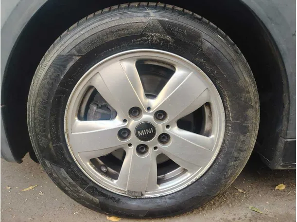 Car image 9