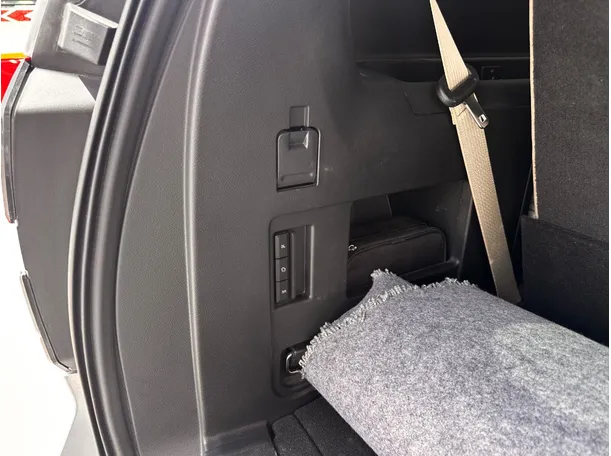 Car image 26