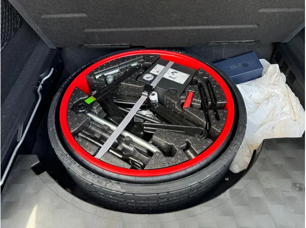 Car image 28