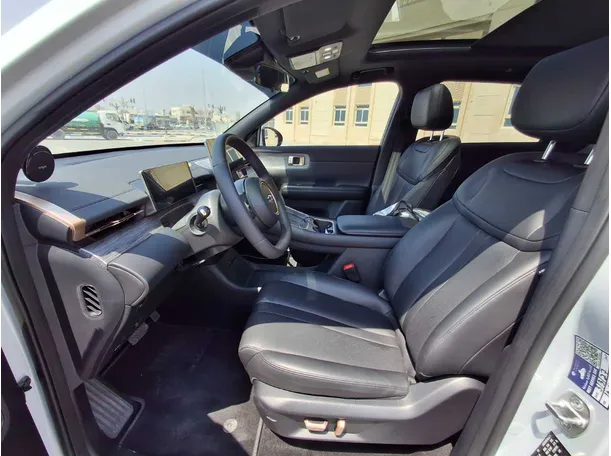 Car image 12