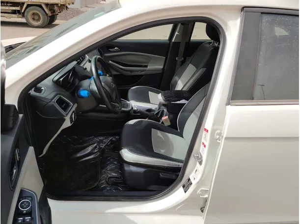 Car image 12