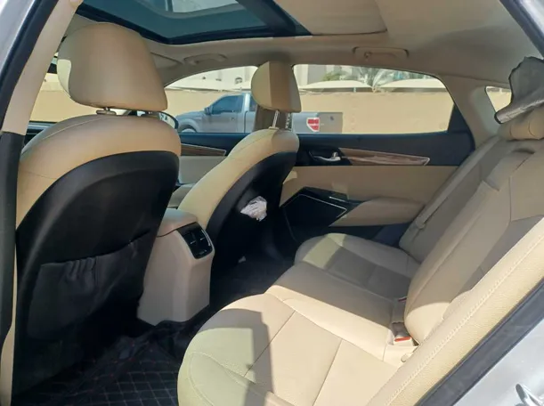 Car image 15