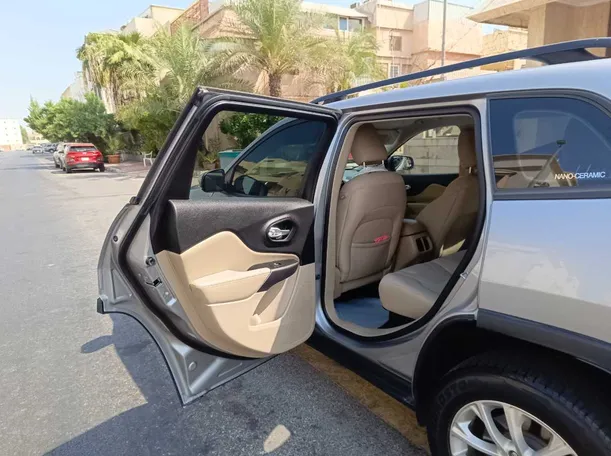 Car image 15