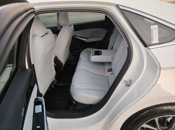Car image 15