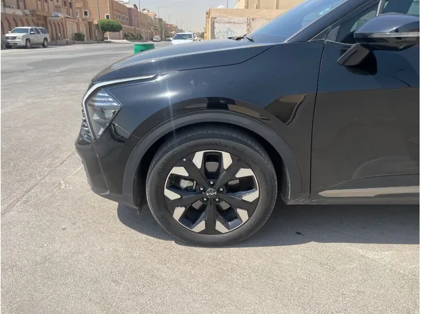 Car image 9