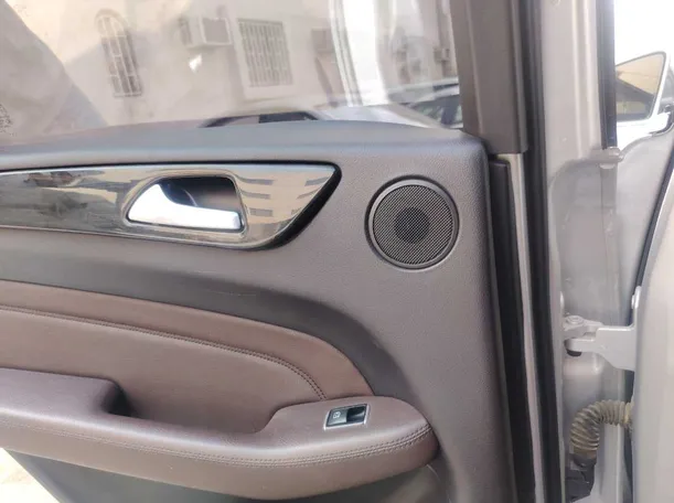 Car image 30