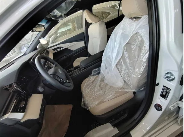 Car image 14