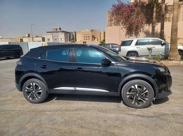 Car image 4
