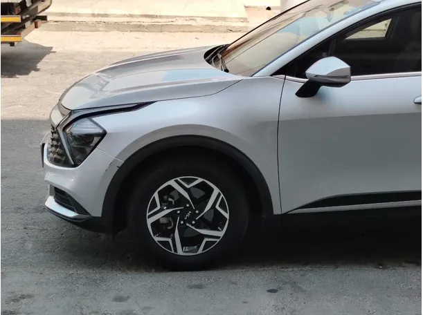 Car image 9
