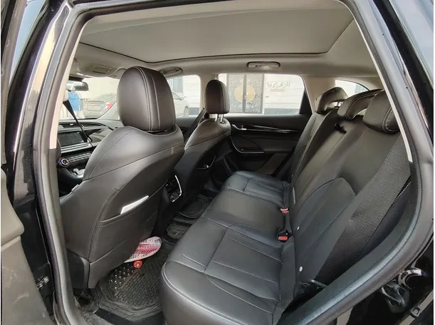 Car image 12