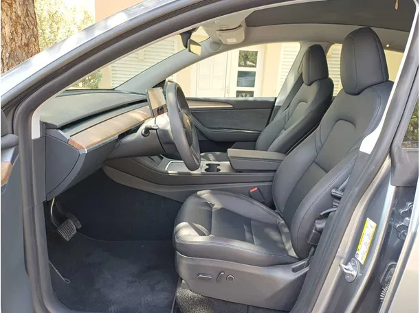 Car image 12