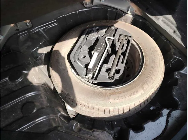 Car image 26