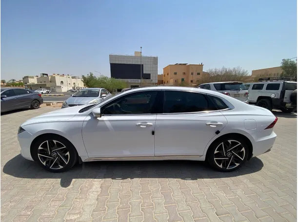 Car image 8