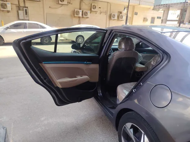 Car image 14