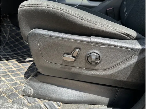 Car image 27