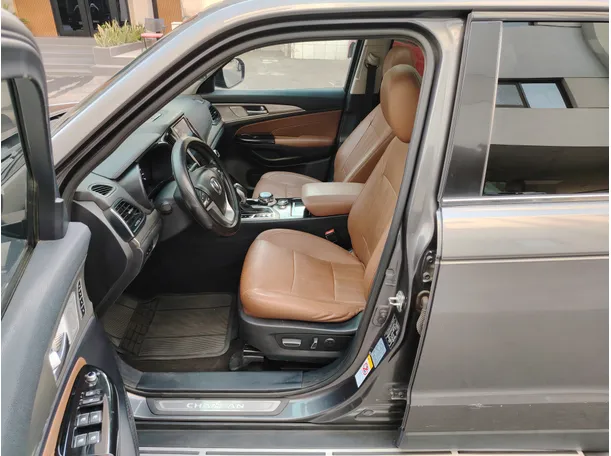 Car image 9