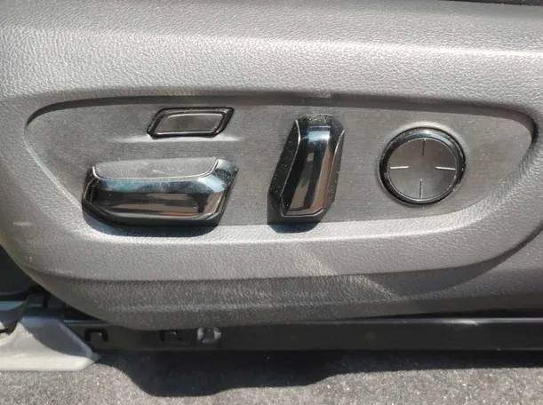 Car image 29