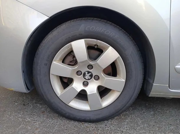 Car image 9