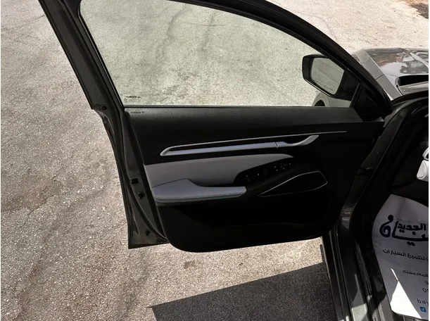 Car image 10