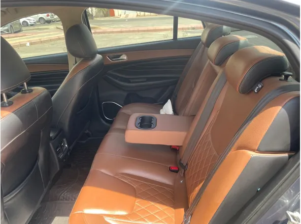 Car image 14