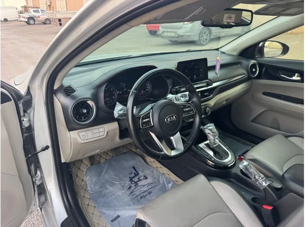 Car image 12