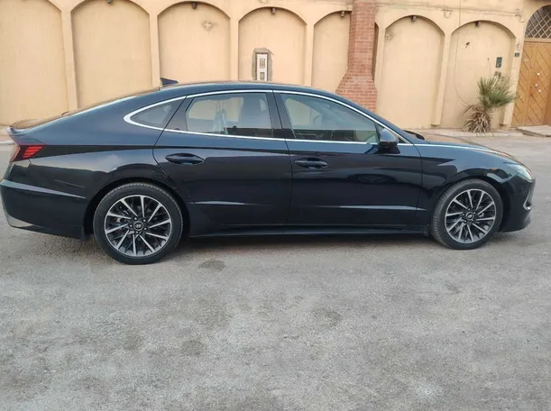 Car image 4