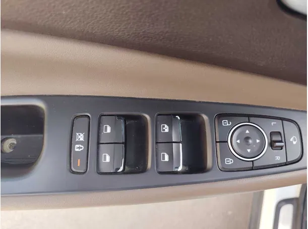 Car image 27