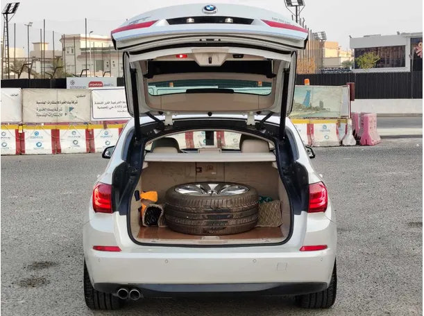 Car image 25