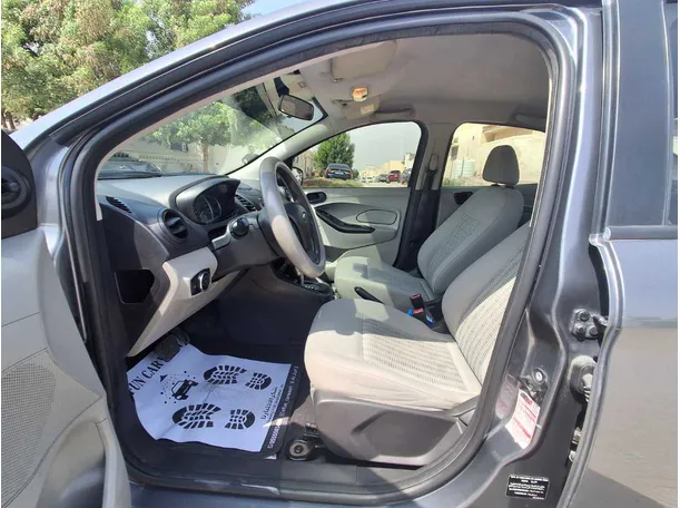 Car image 12