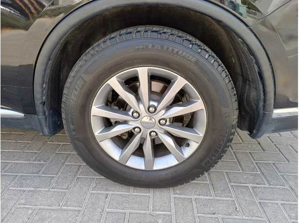 Car image 9