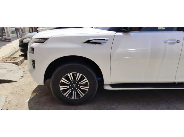 Car image 9