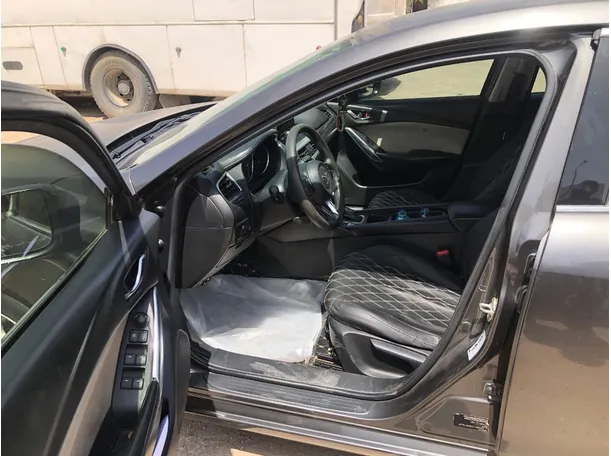 Car image 12
