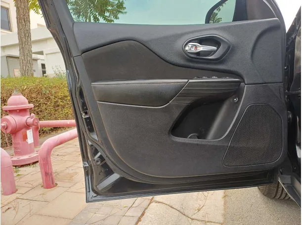 Car image 10