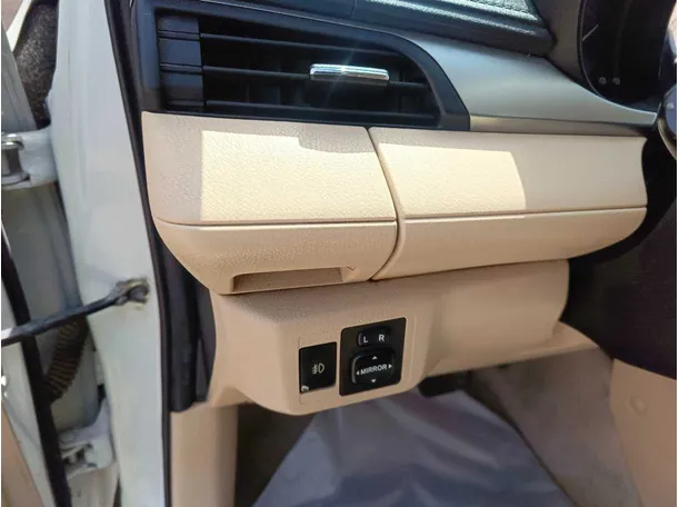 Car image 26